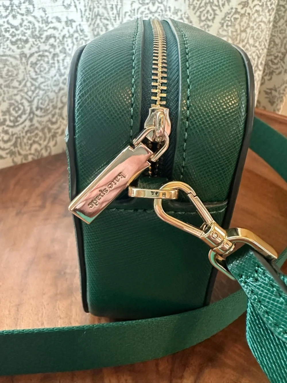 kate spade emerald green crossbody camera bag with gold hardware - Picture 3 of 5